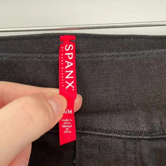 Spanx Distressed Denim Leggings in Vintage Black Size Medium - Picture 3 of 7